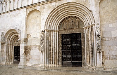 Stari Grad (Altstadt): Sveta Stosija ili Sveta Anastazija (Kathedrale St. Anastasia) - Eingangsportal  - Zadar