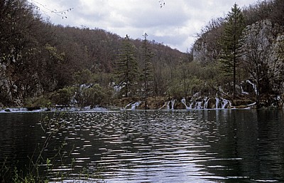 Donja jezera (Untere Seen): Gavanovac mit den Wasserfällen zu dem dahinterliegenden Milanovac - Nationalpark Plitvicer Seen