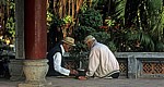 Ngoc Son-Tempel: Männer beim Brettspiel - Hanoi