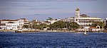 Zanzibar Town: rechts das House of Wonder (Beit el Ajaib) - Zanzibar Channel