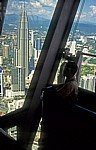 Blick vom Menara Kuala Lumpur: Fensterputzer bei der Arbeit - Kuala Lumpur