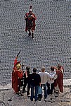 Römer und Touristen auf der Piazza del Colosseo - Rom
