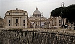 Blick durch die Via della Conciliazione zum Petersplatz und Petersdom - Rom