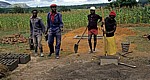 Produktion von Steinen für einen Schulbau (Stmapflehm-Technik) - Provinz Manica