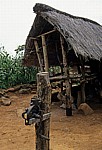 Getreidespeicher und ein landwirtschaftliches Hilfsmittel zur Trennung von getrockneten Maiskörnern vom Kolben - Provinz Manica