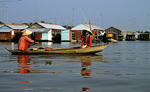 Frauen im Boot zwischen den schwimmenden Häusern - Chau Doc