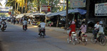 Verkaufsstände und kleine Restaurants am Siem Reap-Fluß - Siem Reap