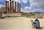 Gerasa: Maler vor dem Artemis-Tempel - Jerash