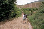 Jakobsweg (Camino Francés): Pilger auf der Römerstraße zwischen Cirauqui und Lorca - Navarra