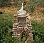 Jakobsweg (Camino Francés): Gedenkstein für verstorbene Pilgerin  - Navarra