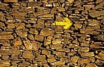 Jakobsweg (Caminho Português): gelber Pfeil auf Steinmauer - Distrito de Braga