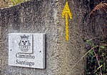 Jakobsweg (Caminho Português): Hinweistafel “Caminho Santiago“ und gelber Pfeil  - Fontoura