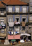 Altstadt: Hausfassade mit Azulejos - Porto