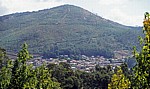 Jakobsweg (Caminho Português): Blick auf ein Dorf - Monte Cornedo