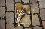 De Walletjes, Oudekerksplein: Bronzerelief (Rob Hodgson) - Amsterdam