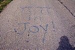 Jakobsweg (Camino Francés): Graffiti auf der Straße – „Feet in Joy!“ - Virgen del Camino