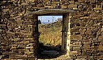 Jakobsweg (Camino Francés): Blick durch eine Tür in einer Steinmauer - Santa Catalina de Somoza