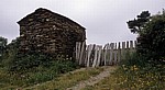 Jakobsweg (Camino Francés): Auf dem Weg nach Aguíada - Steinscheune neben Bretterzaun - Galicia