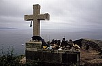 Jakobsweg (Camino a Fisterra): Pilgerkreuz mit zurückgelassener Kleidung - Kap Finisterre