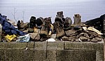 Jakobsweg (Camino a Fisterra): Von Pilgern zurückgelassene Schuhe und Kleidung - Kap Finisterre