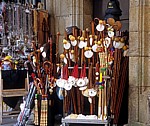 Altstadt: Verkaufsstand „Alles für den Pilger“ - Pilgerstäbe, Jakobsmuscheln, Hüte,... - Santiago de Compostela