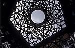 Fünf Höfe: Viscardihof - Stahlkugel „Sphere“ (Olafur Eliasson)  - München