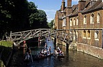 River Cam: Punting (Stechkahn fahren) bei der Mathematical Bridge (Mathematikerbrücke) - Cambridge