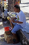 Ananasverkäufer beim Schälen einer Ananas - Pereybere