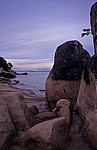 Livingstonia Beach: Blick zwischen den Felsen durch auf den Malawisee - Senga Bay