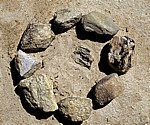 Isimilia Stone Age Site (Steinzeitausgrabungsstätte): Steinzeitlicher Fund in der Mitte eines Steinkreises - Isimilia