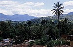 Blick über das Dorf auf die Uluguru Mountains (Gebirgskette) - Matombo