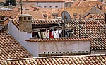 Stari Grad (Altstadt): Blick von der Stadtmauer - Dachterrasse mit Wäsche - Dubrovnik