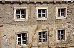 Stari Grad (Altstadt): Blick von der Stadtmauer - Fenster eines Wohnhauses - Dubrovnik