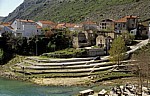 Stari Grad (Altstadt): Blick von der Stari most (Alte Brücke) auf kriegsbeschädigte Häuser - Mostar