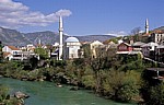 Stari Grad (Altstadt): Blick v. d. Stari most (Alte Brücke) - Koski Mehmed-pasina dzamija (Koski-Mehmed-Pascha-Moschee) - Mostar
