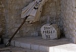 Stari Grad (Altstadt): Kule Halebija (Turm Halebija) - Gedenkstein Don't forget '93 - Mostar