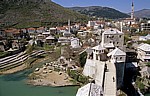 Stari Grad (Altstadt): Stari most (Alte Brücke) mit dem Kule Halebija (Turm Halebija) über den Fluß Neretva - Mostar