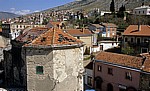 Stari Grad (Altstadt): Blick vom Kule Tara (Turm Tara) u. a. auf kriegsbeschädige Häuser - Mostar