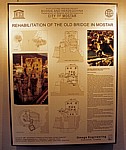 Stari Grad (Altstadt): Muzeja Starog mosta (Museum der Alten Brücke) - Informationstafel - Mostar