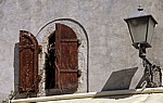 Stari Grad (Altstadt): Kriegsbeschädigtes Haus - Fensterläden - Mostar