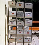 Ständer mit Schildern: Auswahl der vertretenden Sprachen - Medjugorje